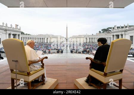 Vatikan, Vatikan. 10. April 2023. Italien, Rom, Vatikan, 2023/4/10 .Papst Franziskus (L) flankiert vom Führer der koptisch-orthodoxen Kirche Alexandria, Papst Tawadros II (Papst Theodore II) (R), während der wöchentlichen allgemeinen Audienz in St. Peters Platz im Vatikan. Foto der Vatikanischen Medien / katholisches Pressefoto . BESCHRÄNKT AUF REDAKTIONELLE VERWENDUNG - KEIN MARKETING - KEINE WERBEKAMPAGNEN. Kredit: Unabhängige Fotoagentur/Alamy Live News Stockfoto