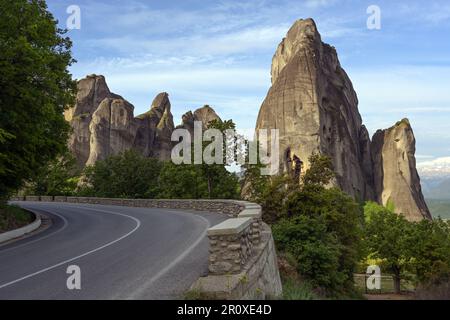 Kurvige Straße zwischen den Bergen von Meteora mit berühmten Klöstern in der Nähe von Kalambaka in Griechenland, Touristenattraktion und Landschaft zum Wandern, Klettern und Stockfoto