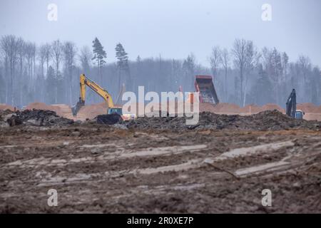 USt-Luga, Oblast Leningrad, Russland - 16. Nov. 2021: Groundworks (Ground flattening) for Construction. Verschwommener Vordergrund Stockfoto