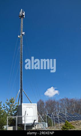 Ein Frühlingswald mit einer Wiese und einer Antenne, die mit Solarbatterien betrieben wird, Plana Mountain, Bulgarien Stockfoto