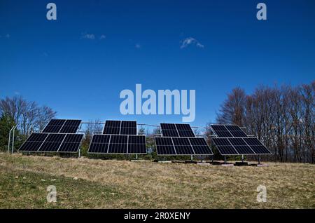 Eine Arbeitsinstallation von Solarpaneelen für die Erzeugung von Sonnenenergie im Freien, Plana Mountain, Bulgarien Stockfoto