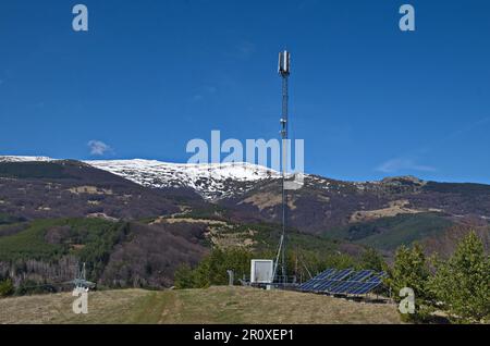 Ein Frühlingswald mit einer Wiese und einer Antenne, die mit Solarbatterien betrieben wird, Plana Mountain, Bulgarien Stockfoto