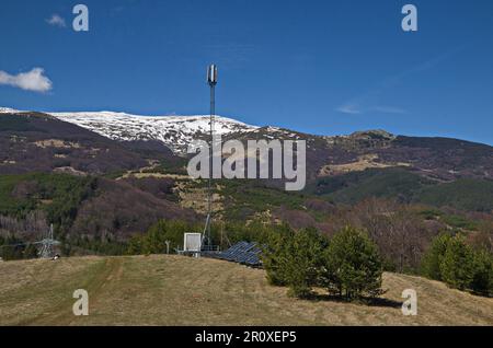 Ein Frühlingswald mit einer Wiese und einer Antenne, die mit Solarbatterien betrieben wird, Plana Mountain, Bulgarien Stockfoto