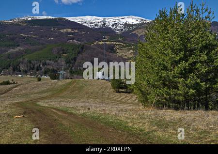 Ein Frühlingswald mit einer Wiese und einer Antenne, die mit Solarbatterien betrieben wird, Plana Mountain, Bulgarien Stockfoto