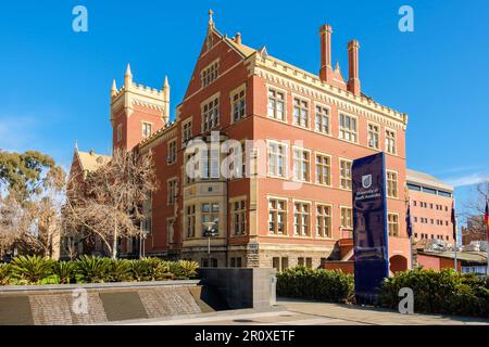 Adelaide, Südaustralien - 2. September 2019: City East Campus der University of South Australia mit Logo und Brookman Building Behind on Bright Stockfoto