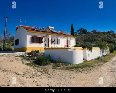 Portugiesisches Landhaus in der Sonne Stockfoto