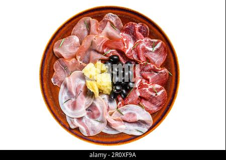 Italienische Fleischplatte mit Prosciutto-Schinken, Bresaola, Pancetta, Salami und Parmesan. Isoliert auf weißem Hintergrund Stockfoto