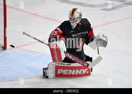 München, Deutschland. 09. Mai 2023. Goalwart Mathias NIEDERBERGER (GER), Action, Parade. Deutschland (GER)-USA 3-6, nationale Eishockeymannschaft, Länderspiel am 9. Mai 2023 in München testen? Kredit: dpa/Alamy Live News Stockfoto