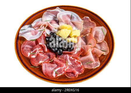 Italienische Fleischplatte mit Prosciutto-Schinken, Bresaola, Pancetta, Salami und Parmesan. Isoliert auf weißem Hintergrund Stockfoto
