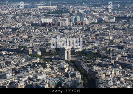 Ein Luftbild von Paris, Frankreich, das die atemberaubende Stadtlandschaft im brillanten Sonnenlicht eines sonnigen Tages zeigt Stockfoto