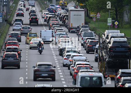 München, Deutschland. 09. Mai 2023. Starker Verkehr auf dem mittleren Ring, Georg Brauchle Ring, Verkehrsfluss, Hauptstraße, Stau, Stop and Go, mittlerer Ring, Rush Hour, Verkehr in München am 10. Mai 2023? Kredit: dpa/Alamy Live News Stockfoto