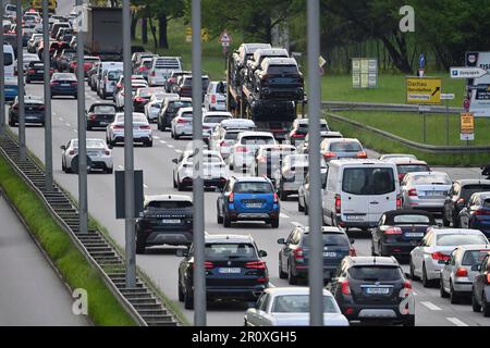 München, Deutschland. 09. Mai 2023. Starker Verkehr auf dem mittleren Ring, Georg Brauchle Ring, Verkehrsfluss, Hauptstraße, Stau, Stop and Go, mittlerer Ring, Rush Hour, Verkehr in München am 10. Mai 2023? Kredit: dpa/Alamy Live News Stockfoto