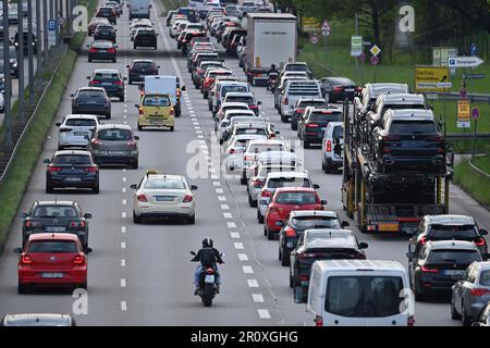 München, Deutschland. 09. Mai 2023. Starker Verkehr auf dem mittleren Ring, Georg Brauchle Ring, Verkehrsfluss, Hauptstraße, Stau, Stop and Go, mittlerer Ring, Rush Hour, Verkehr in München am 10. Mai 2023? Kredit: dpa/Alamy Live News Stockfoto