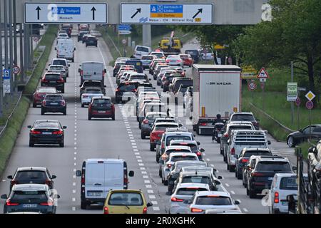 München, Deutschland. 09. Mai 2023. Starker Verkehr auf dem mittleren Ring, Georg Brauchle Ring, Verkehrsfluss, Hauptstraße, Stau, Stop and Go, mittlerer Ring, Rush Hour, Verkehr in München am 10. Mai 2023? Kredit: dpa/Alamy Live News Stockfoto