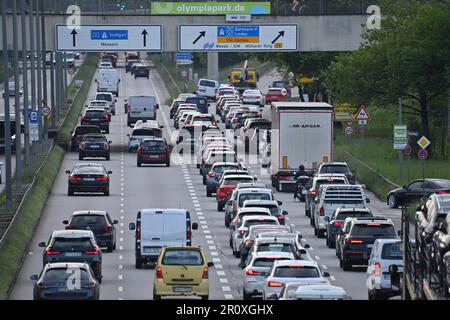 München, Deutschland. 09. Mai 2023. Starker Verkehr auf dem mittleren Ring, Georg Brauchle Ring, Verkehrsfluss, Hauptstraße, Stau, Stop and Go, mittlerer Ring, Rush Hour, Verkehr in München am 10. Mai 2023? Kredit: dpa/Alamy Live News Stockfoto