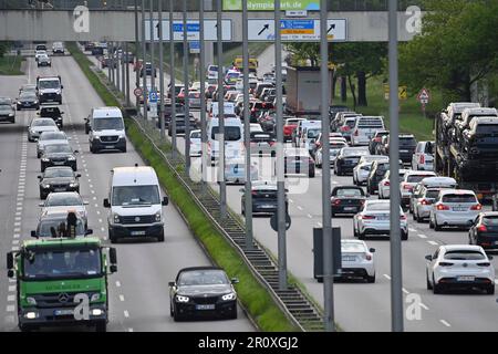 München, Deutschland. 09. Mai 2023. Starker Verkehr auf dem mittleren Ring, Georg Brauchle Ring, Verkehrsfluss, Hauptstraße, Stau, Stop and Go, mittlerer Ring, Rush Hour, Verkehr in München am 10. Mai 2023? Kredit: dpa/Alamy Live News Stockfoto