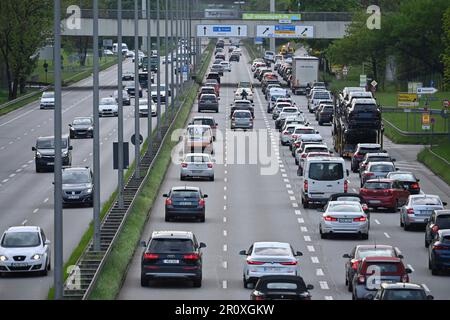 München, Deutschland. 09. Mai 2023. Starker Verkehr auf dem mittleren Ring, Georg Brauchle Ring, Verkehrsfluss, Hauptstraße, Stau, Stop and Go, mittlerer Ring, Rush Hour, Verkehr in München am 10. Mai 2023? Kredit: dpa/Alamy Live News Stockfoto