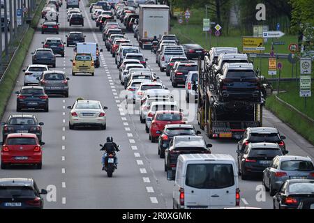 München, Deutschland. 09. Mai 2023. Starker Verkehr auf dem mittleren Ring, Georg Brauchle Ring, Verkehrsfluss, Hauptstraße, Stau, Stop and Go, mittlerer Ring, Rush Hour, Verkehr in München am 10. Mai 2023? Kredit: dpa/Alamy Live News Stockfoto