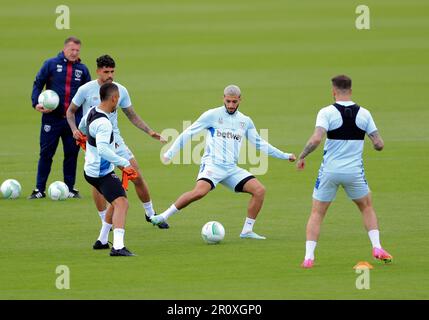 West Ham United's sagte Benrahma (Zentrum) während eines Trainings auf dem Rush Green Training Ground in Romford. Bilddatum: Mittwoch, 10. Mai 2023. Stockfoto