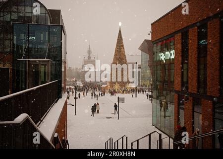 Danzig, Polen: Weihnachtsbaum in Danzig in der Altstadt in der Nähe des Forums, Polen. Festliche Atmosphäre einer dekorierten europäischen Stadt Stockfoto