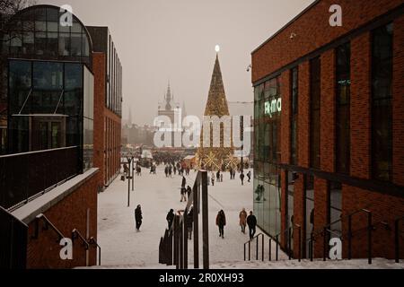 Danzig, Polen: Weihnachtsbaum in Danzig in der Altstadt in der Nähe des Forums, Polen. Festliche Atmosphäre einer dekorierten europäischen Stadt Stockfoto