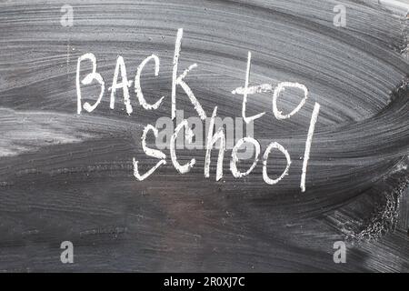 Zurück zur Schule, geschrieben auf einer schwarzen Tafel mit weißer Kreide Stockfoto