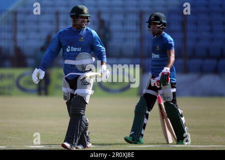 Bangladeschische Cricketspieler Yasir Ali (L) und Afif Hossain (R) während der Bangladesch National Cricket Team nehmen an der Übungssitzung vor ihrem dritten OD Teil Stockfoto