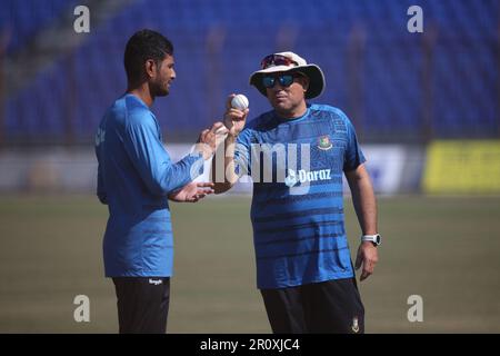 Bangladesch Cricketer Mahmudullah (L) und Cheftrainer Russel Domingo (R) während des Bangladesch National Cricket Teams nimmt an der Übungssitzung vor Stockfoto