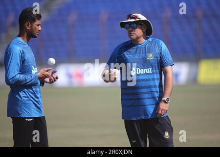 Bangladesch Cricketer Mahmudullah (L) und Cheftrainer Russel Domingo (R) während des Bangladesch National Cricket Teams nimmt an der Übungssitzung vor Stockfoto