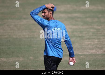 Bangladescher Cricketspieler Mahmudullah nimmt während des Bangladesch National Cricket Teams an der Übungssitzung vor ihrem dritten ODI gegen Indien in Zahur Teil Stockfoto