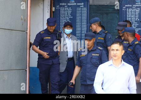 Kathmandu, NE, Nepal. 10. Mai 2023. Ehemaliger Innenminister Bal Krishna Khand geht nach seiner Verhaftung vor das Bezirkspolizeibüro, weil er mutmaßlich an der Erstellung gefälschter bhutanischer Flüchtlingsausweise beteiligt war, am 10. Mai 2023 in Kathmandu, Nepal. (Kreditbild: © Aryan Dhimal/ZUMA Press Wire) NUR REDAKTIONELLE VERWENDUNG! Nicht für den kommerziellen GEBRAUCH! Kredit: ZUMA Press, Inc./Alamy Live News Stockfoto