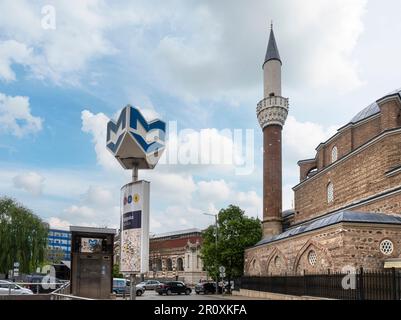 Sofia, Bulgarien. Mai 2023. Das Schild mit dem Metro-Logo im Stadtzentrum Stockfoto