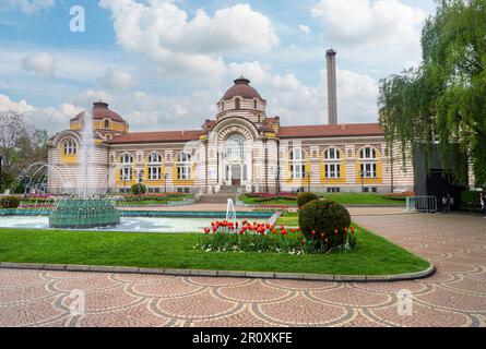 Sofia, Bulgarien. Mai 2023. Außenansicht des Museumsgebäudes zur regionalen Geschichte im Stadtzentrum Stockfoto