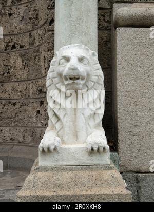 Sofia, Bulgarien. Mai 2023. Die Löwenstatue vor dem Eingang zur orthodoxen Kathedrale Saint Domenica im Stadtzentrum Stockfoto