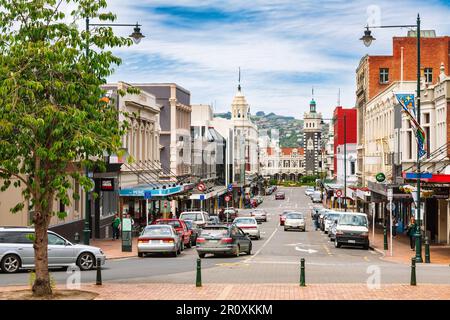 Dunedin, Neuseeland - 3. Januar 2010: Blick vom Octagon Square in Richtung Bahnhof auf der geschäftigen Lower Stuart Street Stockfoto