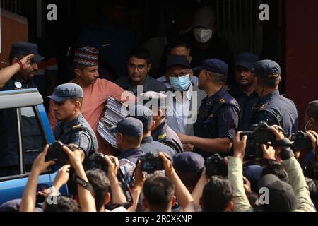 Kathmandu, Nepal. 10. Mai 2023. Am 10. Mai 2023 in Kathmandu, Nepal. Ehemaliger Innenminister „Bal Krishna Khand“ kehrt mit polizeipersonal vom Büro der Bezirksregierung zurück, da er unter Arrest genommen wird, um den Betrug mit gefälschten bhutanischen Flüchtlingen zu verfolgen (Foto: Abhishek Maharjan/Sipa USA). Kredit: SIPA USA/Alamy Live News Stockfoto