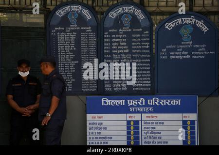 Kathmandu, Nepal. 10. Mai 2023. Am 10. Mai 2023 in Kathmandu, Nepal. polizeibeamte stehen vor der Polizeiwache, während der ehemalige Innenminister „Bal Krishna Khand“ verhaftet wird, der für den gefälschten bhutanischen Flüchtlingsbetrug verantwortlich ist. (Foto: Abhishek Maharjan/Sipa USA) Guthaben: SIPA USA/Alamy Live News Stockfoto