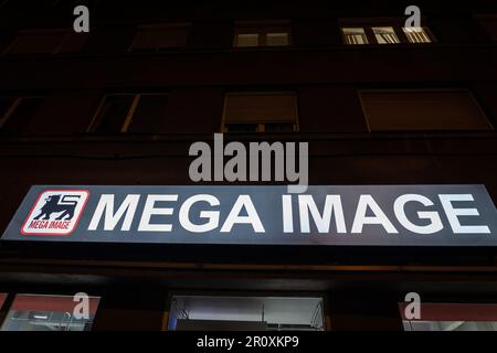 Bild eines Schildes mit dem Logo von Mega Image im Stadtzentrum von Timisoara, Rumänien. Mega Image ist eine Supermarktkette, die 1 in Rumänien gegründet wurde Stockfoto