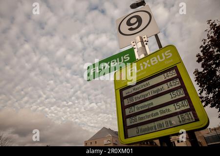 Foto eines Flixbus-Logos auf einem Bahnsteig im Busbahnhof Dortmund, Deutschland, mit verschiedenen Zielen. FlixBus aus Deutschland ist einer der größten Busunternehmen Stockfoto