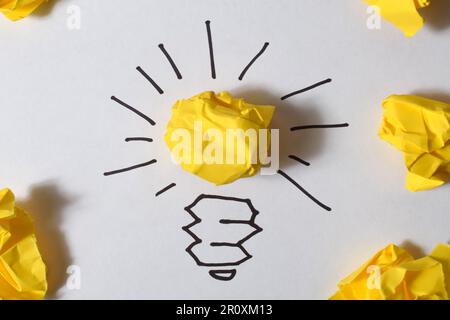 Konzept, zerknittertes Papier Glühbirne Metapher für gute Idee Stockfoto