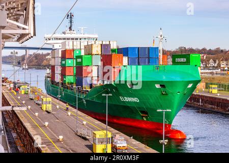 Das allgemeine Frachtschiff ELBWIND in Holtenau Lock am Kielekanal Norddeutschland. Stockfoto