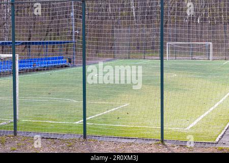 Sicherheitsnetz auf einem leeren Fußballfeld. Fußballfeld-Netz. Mini-Fußball Stockfoto