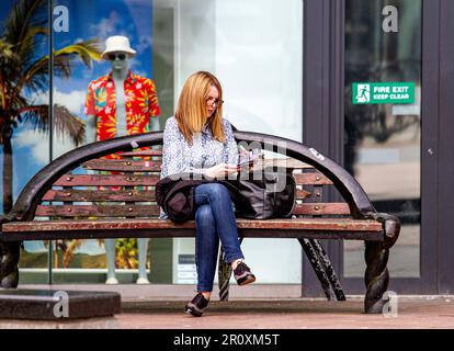 Dundee, Tayside, Schottland, Großbritannien. 10. Mai 2023. UK Weather: Schöner warmer Morgen im Nordosten Schottlands, mit Temperaturen von etwa 16 Grad Modische Frauen verbringen den Tag im Stadtzentrum von Dundee, genießen das angenehme Frühlingswetter und gehen beim Einkaufen in ihr normales Leben. Kredit: Dundee Photographics/Alamy Live News Stockfoto