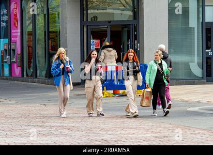 Dundee, Tayside, Schottland, Großbritannien. 10. Mai 2023. UK Weather: Schöner warmer Morgen im Nordosten Schottlands, mit Temperaturen von etwa 16 Grad Modische Frauen verbringen den Tag im Stadtzentrum von Dundee, genießen das angenehme Frühlingswetter und gehen beim Einkaufen in ihr normales Leben. Kredit: Dundee Photographics/Alamy Live News Stockfoto