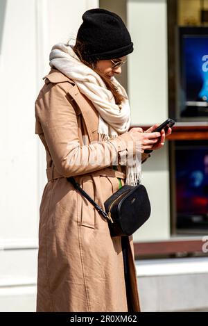 Dundee, Tayside, Schottland, Großbritannien. 10. Mai 2023. UK Weather: Schöner warmer Morgen im Nordosten Schottlands, mit Temperaturen von etwa 16 Grad Modische Frauen verbringen den Tag im Stadtzentrum von Dundee, genießen das angenehme Frühlingswetter und gehen beim Einkaufen in ihr normales Leben. Kredit: Dundee Photographics/Alamy Live News Stockfoto