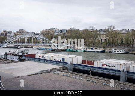 Blick auf Frachtcontainer der französischen Lebensmittelkette Franprix auf einem Schiff am Kai an der seine am Port de la Bourdonnais in Paris. Stockfoto