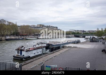Blick auf Frachtcontainer der französischen Lebensmittelkette Franprix auf einem Schiff am Kai an der seine am Port de la Bourdonnais in Paris. Stockfoto