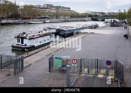 Blick auf Frachtcontainer der französischen Lebensmittelkette Franprix auf einem Schiff am Kai an der seine am Port de la Bourdonnais in Paris. Stockfoto