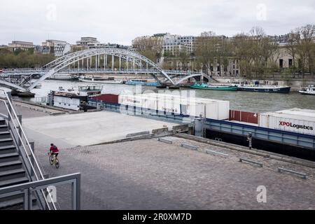 Blick auf Frachtcontainer der französischen Lebensmittelkette Franprix auf einem Schiff am Kai an der seine am Port de la Bourdonnais in Paris. Stockfoto