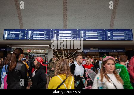 Bild der Haupthalle des Kölner Hbf-Bahnhofs, der zur DB Deutschbahn gehört, mit Schwerpunkt auf den Bildschirmen Abflugtafel und Ankunftstafel. Stockfoto